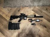 Airsoft ginklas 1.67j m4 cqb su priedais