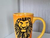 Aukštas ir talpus Disney puodelis. The Lion King