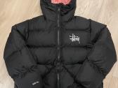 Stussy pūkinė striukė L – rožinis kapišono vidus