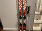 Vaikiškos slidės Atomic 130 cm, lazdos, šalmas
