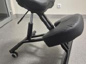 Klupama ergonominė kėdė