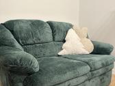 Ryškios spalvos sofa-stilingas akcentas interjere