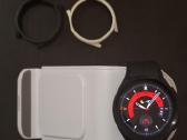 Samsung Galaxy Watch5 Pro su kraunamuoju stovu