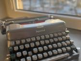 Mechaninė spausdinimo mašinėlė Imperial, veikianti