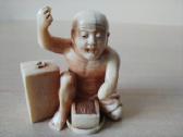 Netsuke ,berankis prašantis išmaldos'' - nuotraukos Nr. 2