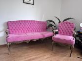 Klasikinio stiliaus rožinė sofa ir fotelis