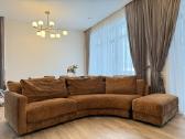 Didelė prabangi rudos/oranžinės spalvos sofa