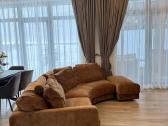 Didelė prabangi rudos/oranžinės spalvos sofa - nuotraukos Nr. 2