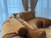 Didelė prabangi rudos/oranžinės spalvos sofa - nuotraukos Nr. 3