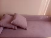 Velvetine viengule sofa svelniai violetine