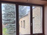 Mediniai langai trijų stiklų su kameromis