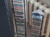 CD stovai ir audio spintelė.