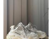 Nešioti Balenciaga Triple S kedai moterims