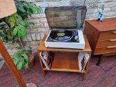 Vintažinis mid century riešuto patefono staliukas