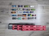 Hot wheels mašinėlės su hot wheels sunkvežimių.