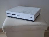Xbox One S su žaidimais ir priedais