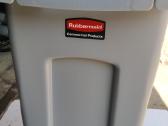 Rubbermaid dėžė Slimjim 87 litrų.