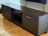 TV staliukas su aukšta spintele