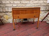 Vintažinis mid century tikmedžio staliukas/siūlinė