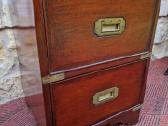 Vintažinė mid century raudonmedžio masyvo komodėlė