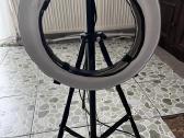 Žiedinė LED lempa 34 cm. skersmens su stovu.