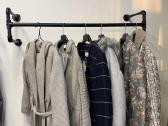 Juodos metalinės kabyklos drabužiams