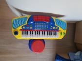 Vaikiška muzikinė klaviatūra su stovu ir kėdute.
