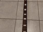 Bosinės gitaros grifas