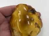 Gintaro grynuolis svoris 109g. Kaina 500 Eur