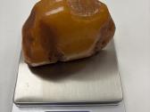Gintaro grynuolis svoris 106g. Kaina 400 Eur