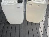 Dvi 25l plastikinės talpos