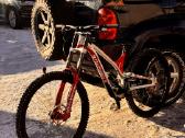 Commencal supreme v4 downhill dviratis