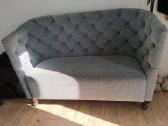 Stilinga Chesterfield stiliaus mini sofa (137 cm)