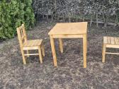 Vaikiškas medinis stalas su kėdėmis