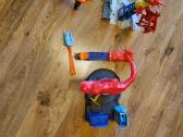 Hot wheels dvi trasos T-rex ir dinozauras.