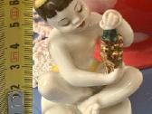 Lomonosov berniukas su vynuogem statulele