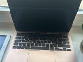 Mac Book 2022 (apie) detalem