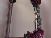 Veidrodis su gėlių ornamentais