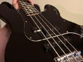 Bosinė gitara Squire affinity ir Kubas Stagg 20 Ga