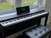 Skaitmeninis pianinas su kėdute