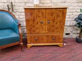 Vintažinė mid century riešutmedžio audio spintelė