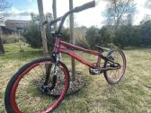 Lenktyninis BMX dviratis.