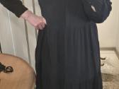 Juoda pusilgė suknelė