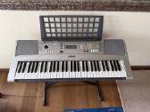 Yamaha Psr-e313 su stovu