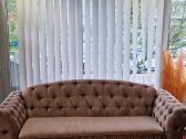 Pelenų rožės spalvos minkštutė sofa