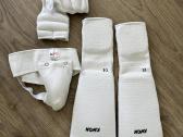 Tvarkingos, švarios karate apsaugos berniukui