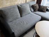 Sofa su miegama dalimi