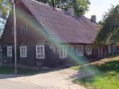 Skuodo rajone Mosėdžio miestelyje centre.