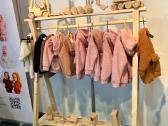 Medinė drabužių pakaba