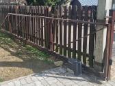 Stumdomi metaliniai vartai su automatika